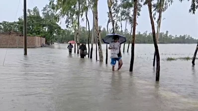 জেলার ৩৫টি ইউনিয়নের অন্তত ১৫০টি গ্রাম এখনো পানির নিচে। ছবি: ইনডিপেনডেন্ট