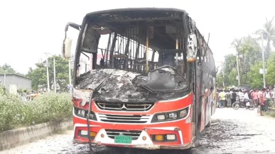 আগুনে সম্পূর্ণ পুড়ে যায় বাসটি। ছবি: ইনডিপেনডেন্ট