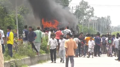 দুর্ঘটনায় নিহতের ঘটনার পর বাসে আগুন দেয় বিক্ষুব্ধ জনতা। ছবি: ইনডিপেনডেন্ট