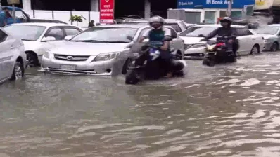 রাজধানীর শহরগুলোতে রাস্তায় জমে যাচ্ছে পানি। ছবি: ভিডিও থেকে নেওয়া