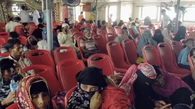 দীর্ঘ সময়ে ফেরীতে আটকে থেকে চরম ভোগান্তিতে রয়েছেন যাত্রীরা। ছবি: সংগৃহীত