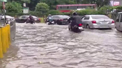 সামান্য বৃষ্টিতে ডুবে যাচ্ছে ঢাকার ব্যস্ততম সড়ক। ছবি: ভিডিও থেকে নেওয়া