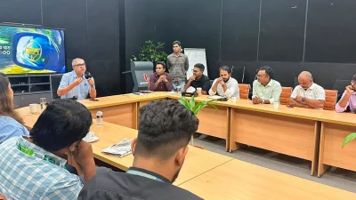 ড্যাফোডিল ইন্টারন্যাশনাল বিশ্ববিদ্যালয়ের সাংবাদিকতা বিভাগের শিক্ষার্থীদের সঙ্গে মতবিনিময় করছেন ইনডিপেনডেন্ট টিভির সিইও এম শামসুর রহমান। ছবি: ইনডিপেনডেন্ট