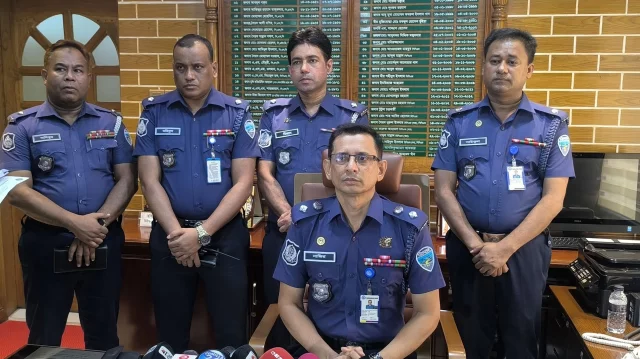 হত্যাকাণ্ডের ঘটনা নিয়ে সংবাদ সম্মেলনে কথা বলেন পুলিশ সুপার মোহাম্মাদ নাজির আহমেদ খাঁন। ছবি: ইনডিপেনডেন্ট টেলিভিশন