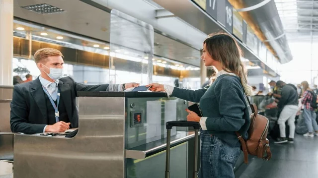 Videoda qozoq ayol striptiz va onanizm bilan raqsga tushmoqda.