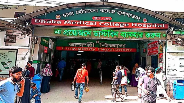 ঢামেকে ইন্টার্ন চিকিৎসককে মারধর, চিকিৎসা সেবা বন্ধ দুই ঘণ্টা