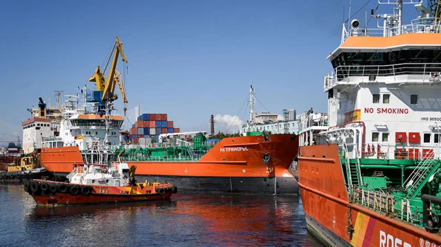 যুক্তরাষ্ট্রের নিষেধাজ্ঞায় কমছে রাশিয়ার তেল রপ্তানি, বৈশ্বিক বাজারে প্রভাব