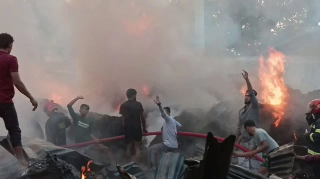 গাজীপুরে রেললাইনের পাশের গুদামে আগুন