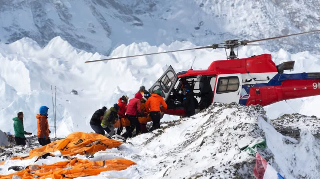 এভারেস্টে ভুয়া উদ্ধার কেলেঙ্কারি: পর্যটকদের অসুস্থ বানিয়ে কোটি ডলার জালিয়াতি