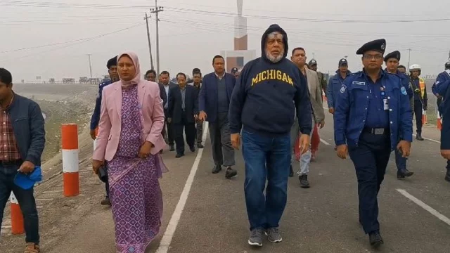 ‘অল-ওয়েদার সড়ক’ পরিদর্শনে সড়ক পরিবহন ও সেতু মন্ত্রণালয়ের উপদেষ্টা মুহাম্মদ ফাওজুল কবির খান। ছবি: ইনডিপেনডেন্ট