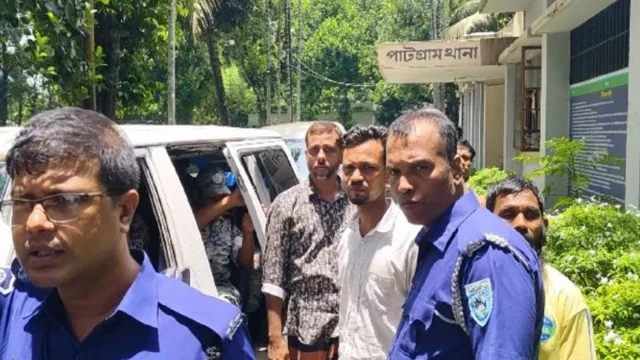 পাটগ্রাম থানায় হামলা-ভাঙচুর ও হাতিবান্ধা থানা অবরুদ্ধ করার ঘটনায় তিন দিনে ১৪ জনকে গ্রেপ্তার করা হয়েছে। ছবি: ইনডিপেনডেন্ট টেলিভিশন 
