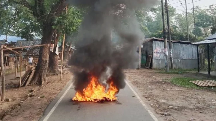 ইউপিডিএফের ঘোষণার পর আজ সকাল থেকে শুরু হয় আধাবেলা সড়ক অবরোধ কর্মসূচী।