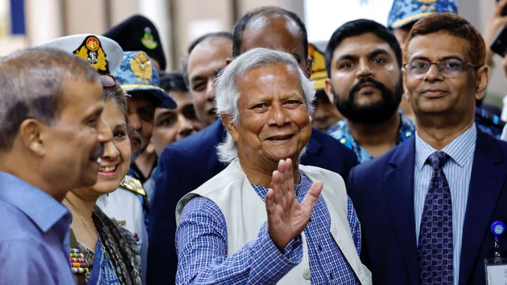 ৮ আগস্ট দেশে ফেরার সময় বিমানবন্দরে ড. ইউনূস। ফাইল ছবি