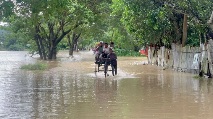 মঙ্গলবার বিকেল থেকে সাজেক সড়কের কবাখালি, বাঘাইহাট বাজার ও মাচালং বাজারসহ একাধিক অংশ পানির নিচে ডুবে গেছে।