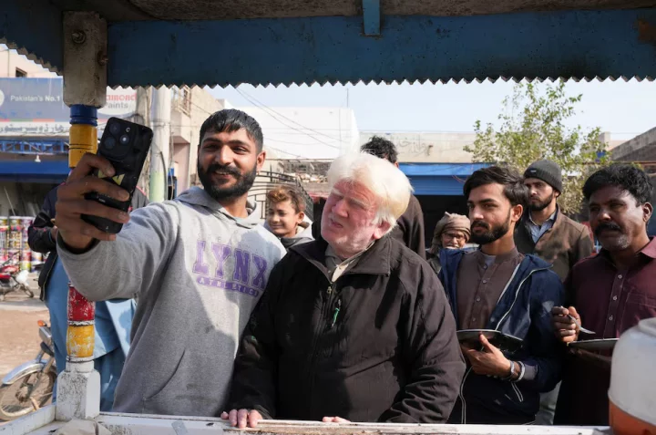 সালিম বাগ্গার সঙ্গে সেলফি তুলতে পছন্দ করেন ক্রেতারা