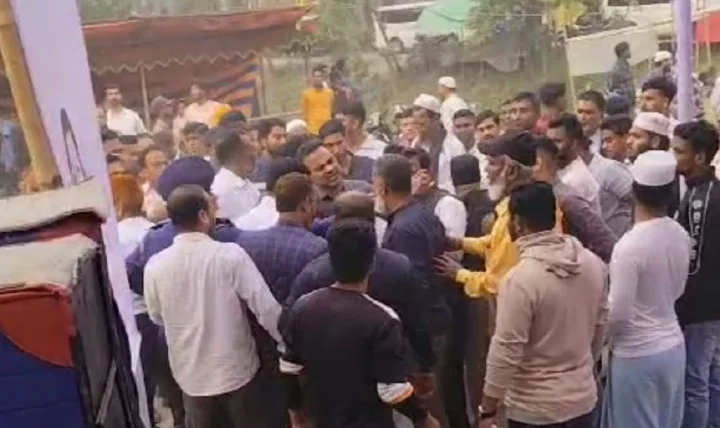 সিংগাইরে বিএনপির আলোচনা সভায় দুই পক্ষের সংঘর্ষে বেশ কয়েকজন নেতা&ndash;কর্মী আহত হয়েছেন। ছবি: ভিডিও থেকে নেওয়া