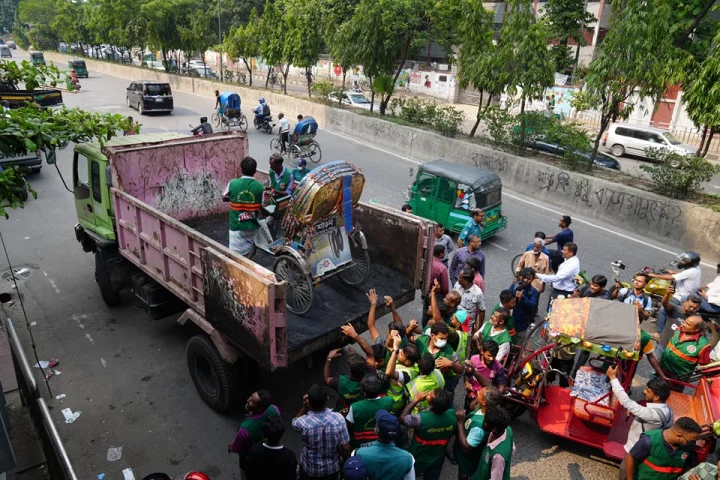 রাজধানীর আসাদগেট এলাকায় ব্যাটারি চালিত অবৈধ রিকশার বিরুদ্ধে অভিযান চালায় ডিএনসিসি।