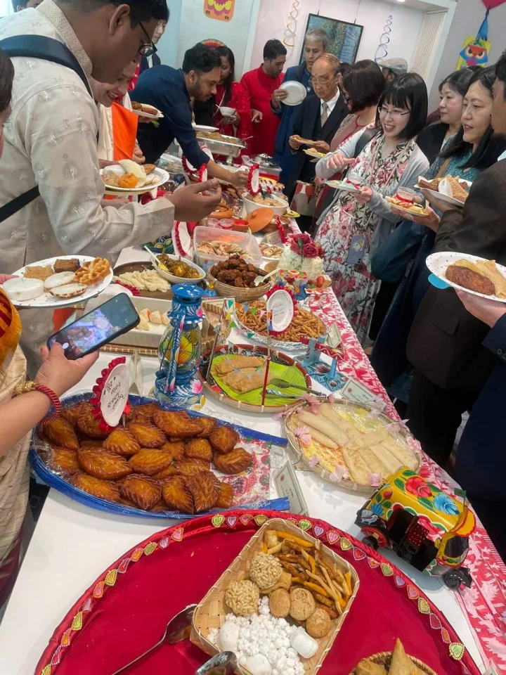 টোকিওস্থ বাংলাদেশ দূতাবাসে পহেলা বৈশাখের অনুষ্ঠানে বাংলাদেশি পিঠার সমাহার