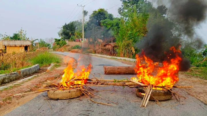 রাস্তায় টায়ার জ্বালিয়ে সড়ক অবরোধ করেন বিক্ষোভকারীরা। ছবি: ইনডিপেনডেন্ট টেলিভিশন