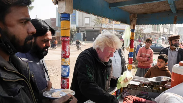 পাকিস্তানে ক্ষীর বিক্রি করছেন ‘ট্রাম্প’! ছবি: রয়টার্স