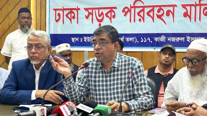সংবাদ সম্মেলনে কথা বলছেন ঢাকা সড়ক পরিবহন মালিক সমিতির সাধারণ সম্পাদক মো. সাইফুল আলম।