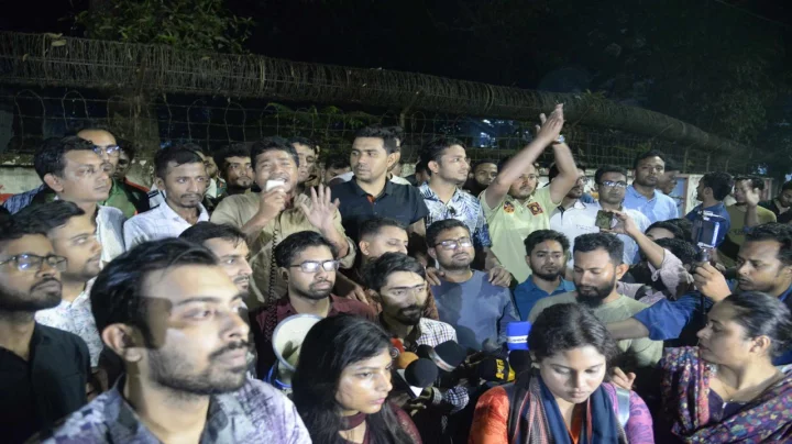 মঙ্গলবার রাতে ঢাকা বিশ্ববিদ্যালয়ে বিক্ষোভ করে ছাত্রদল। ছবি: নাহিদ কামাল