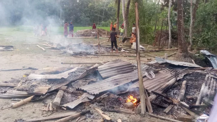 ভাঙচুরের পর আগুন ধরিয়ে দেওয়া হয় মাজারে। ছবি: আবু নাসের মঞ্জু