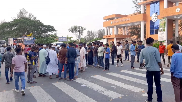 মঙ্গলবার বিকেল ৫টায় সড়ক অবরোধ করে আন্দোলন করেন শিক্ষার্থীরা। ছবি: ইনডিপেনডেন্ট