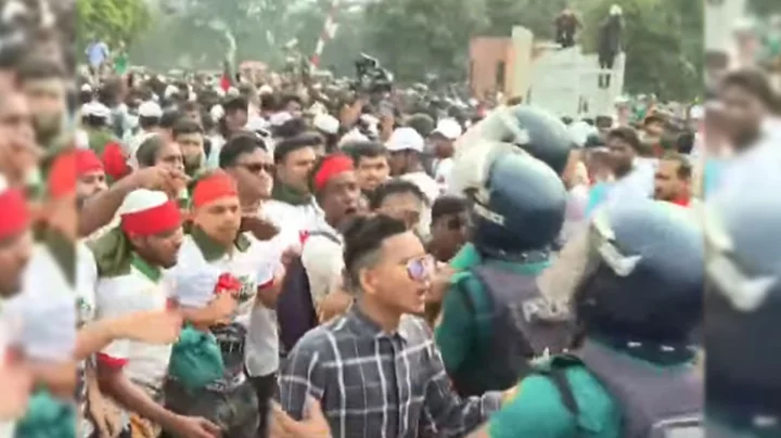 ‘জুলাই যোদ্ধাদের’ বের করে দিল পুলিশ, সংসদ প্রাঙ্গণে উত্তেজনা