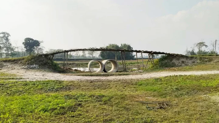 বিজিবির বাধার মুখে নির্মাণাধীন একটি রিং ব্রিজ ফেলে কৌশলে সরে গেছে বিএসএফ। ছবি: ইনডিপেনডেন্ট