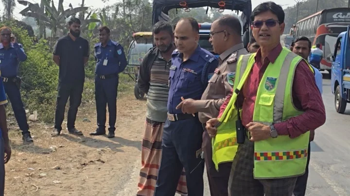 খবর পেয়ে ঘটনাস্থল থেকে মরদেহ উদ্ধার করে পুলিশ। ছবি: ইনডিপেনডেন্ট টেলিভিশন