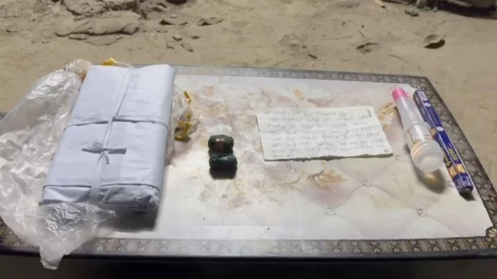 পলিথিন মোড়ানো দাফনের কাপড়সহ বিভিন্ন সরঞ্জাম পাঠিয়ে চিরকুটে প্রাণনাশের হুমকি দেয় দুর্বৃত্তরা। ছবি: ইনডিপেনডেন্ট টেলিভিশন