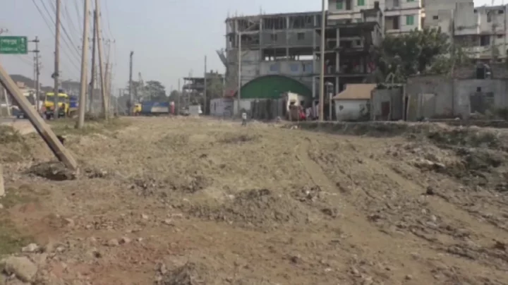 ময়মনসিংহে ব্রহ্মপুত্র নদের ওপর নির্মাণাধীন আর্চ স্টিল সেতুর সংযোগ সড়কের জমি অধিগ্রহণে দুর্নীতির অভিযোগ উঠেছে। ছবি: ভিডিও থেকে সংগৃহীত