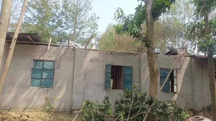 ঝড় ও শিলা বৃষ্টিতে ৫ শতাধিক ঘরবাড়ি ক্ষতিগ্রস্ত হয়েছে। ছবি: ইনডিপেনডেন্ট টেলিভিশন