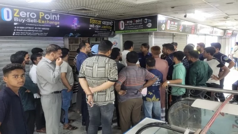 Yalangoch qizlarning tasodifiy fotosurati